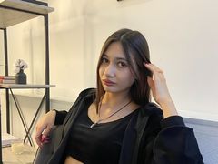 CleliaCalcote - female with brown hair webcam at LiveJasmin