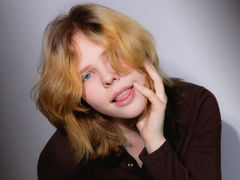 CloverHollis - blond female with  big tits webcam at LiveJasmin