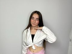 CrystaGuthrie - female with brown hair webcam at LiveJasmin