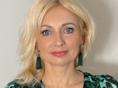 CrystalLovely from xLoveCam