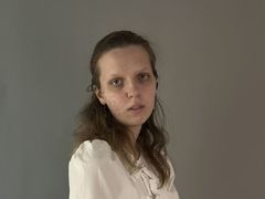 CwenBrenton - female with brown hair webcam at LiveJasmin