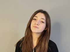 CwenGuyse - female with brown hair webcam at LiveJasmin