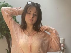 CweneClose - female with brown hair webcam at LiveJasmin