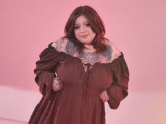DaisyeMoon - female with brown hair webcam at LiveJasmin