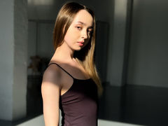 DaphneWood - female with brown hair and  small tits webcam at LiveJasmin