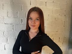 DavinaHislip - female with brown hair webcam at LiveJasmin