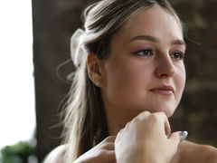 DeboraLarson - female with brown hair webcam at LiveJasmin