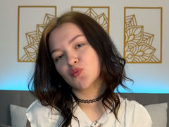 DeliaEffy - female with brown hair webcam at LiveJasmin