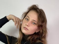 DelorasWiant - female with brown hair webcam at LiveJasmin
