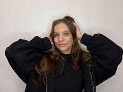 DeneenCarnegie - female with brown hair webcam at LiveJasmin