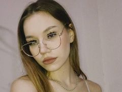 DorettaBigger - female with brown hair webcam at LiveJasmin