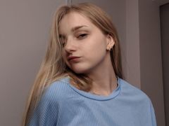 EdinaBurtt - female with brown hair webcam at LiveJasmin