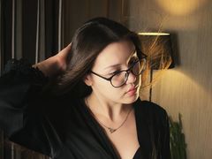 EdwardMckennie - female with brown hair webcam at LiveJasmin