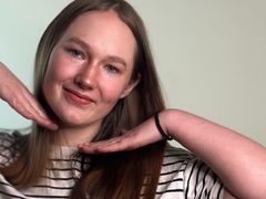 EllaGuszak - female with brown hair webcam at LiveJasmin