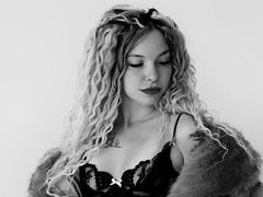 ElleBlair - female with brown hair webcam at LiveJasmin