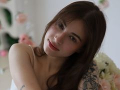 EllieCruze - female with brown hair webcam at LiveJasmin