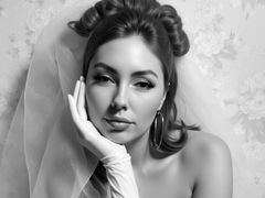 ElzaGrenova - female with brown hair webcam at LiveJasmin