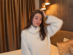 EmiliaRhodes - female with brown hair and  big tits webcam at LiveJasmin