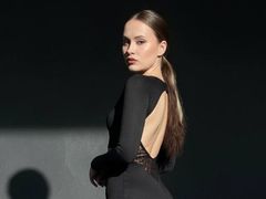 EmilyGiffin - female with brown hair webcam at LiveJasmin