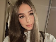 EmilyHowder - female with brown hair webcam at LiveJasmin