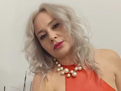 EmilyLowe from xLoveCam