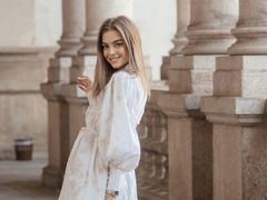 EmilyMeliss - female with brown hair and  big tits webcam at LiveJasmin