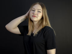 EmilyPotts - female with brown hair webcam at LiveJasmin