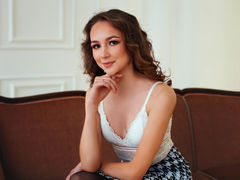 EmilySimon - female with brown hair webcam at LiveJasmin