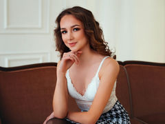 EmilySimon - female with brown hair webcam at LiveJasmin