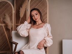 EmilySimon - female with brown hair webcam at LiveJasmin