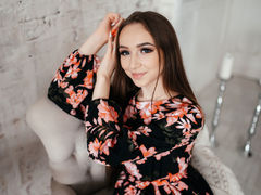 EmilySimon - female with brown hair webcam at LiveJasmin