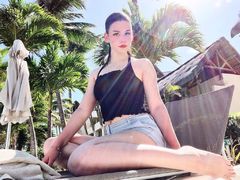 EmilyWilliamson - female with brown hair webcam at LiveJasmin