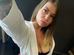 EndaTuer - female with brown hair webcam at LiveJasmin