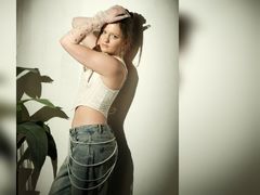 EsterBlackwood from LiveJasmin