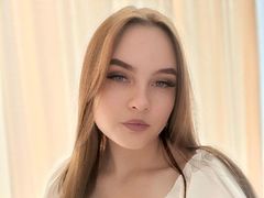 EvaMoretti - female with brown hair webcam at LiveJasmin