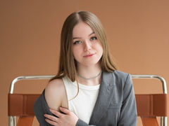 EvaYaung - female with  small tits webcam at LiveJasmin