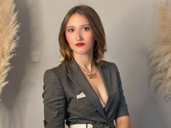 FlaviaLuciani - female with brown hair webcam at LiveJasmin