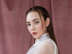 GeorgianaMile - female with brown hair webcam at LiveJasmin