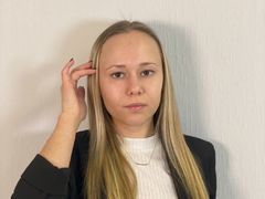 GillianBaskett - female with brown hair webcam at LiveJasmin