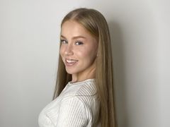 GinetteHartzheim - female with brown hair webcam at LiveJasmin