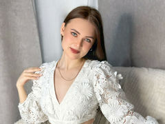 GloriaBloom - female with brown hair and  big tits webcam at LiveJasmin
