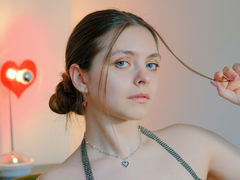 GloriaWoods - female with brown hair webcam at LiveJasmin