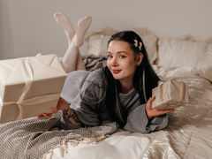 GoldyStark - female with black hair webcam at LiveJasmin