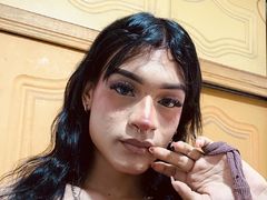 HannahDeluxe - shemale with black hair webcam at LiveJasmin