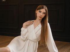 HannahKale - female with brown hair webcam at LiveJasmin