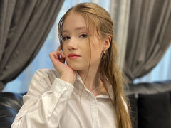 HelenPage - female with brown hair webcam at LiveJasmin