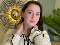 HilaryRoyce - female with brown hair webcam at LiveJasmin