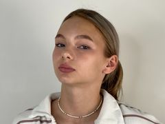 HildGreenwood - female with brown hair webcam at LiveJasmin