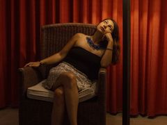 IsabelToro - female with brown hair webcam at LiveJasmin