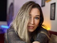 IslaRoot - female with brown hair webcam at LiveJasmin